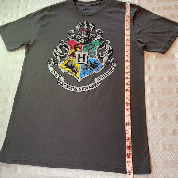 Harry Potter Hogwarts Crest T-shirt Sz L from universal Studios Gray EUC - Picture 7 of 9